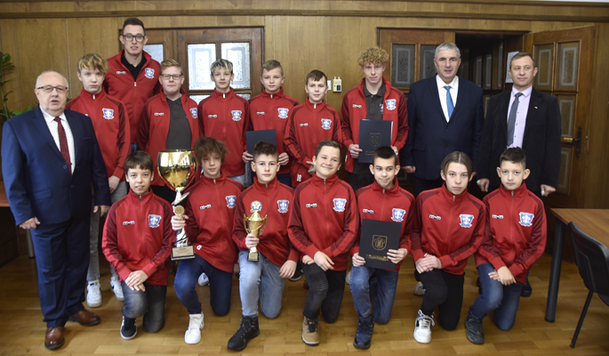 Burmistrz nagrodził młodych piłkarzy