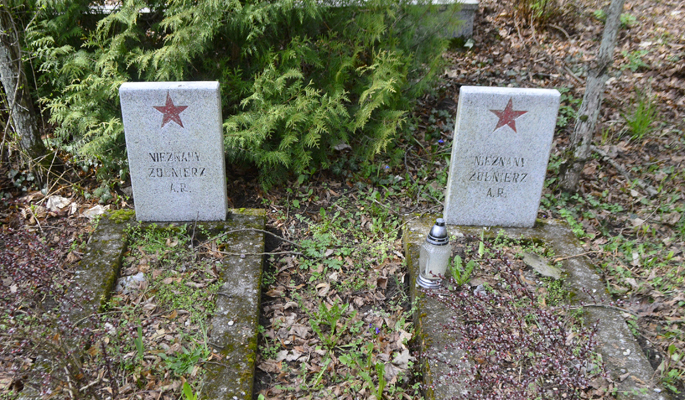 Czerwone gwiazdy na cmentarzu