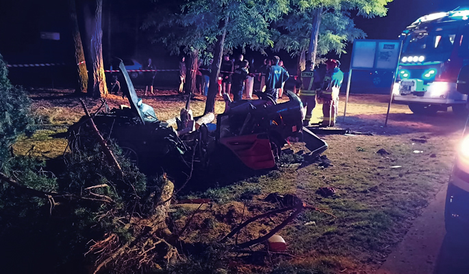 Pijany 18-latek z zakazem prowadzenia pojazdów uderzył w drzewo