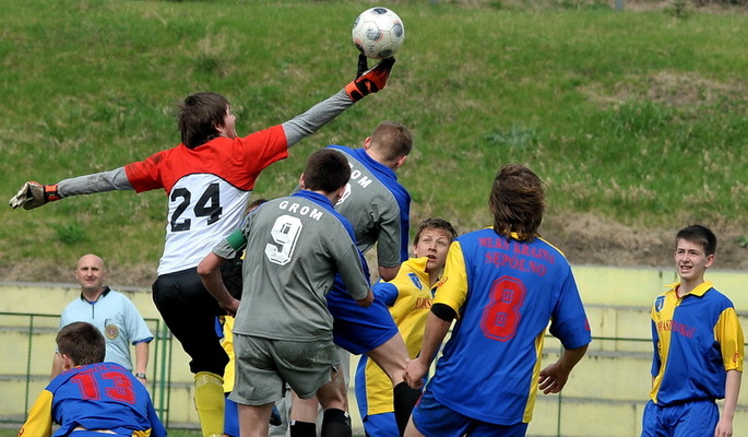 W derbach powiatu juniorzy Krajny lepsi od Gromu