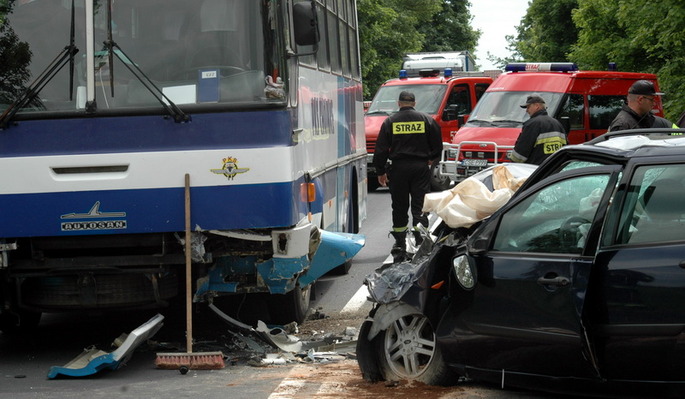 Czołowo w autobus