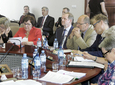 Zamiast kwiatów słoik z brudną wodą