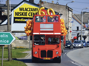 Londyński autobus na ulicach miasta