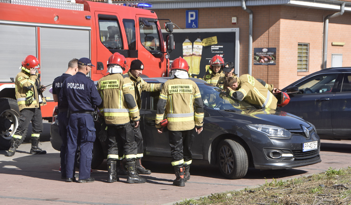 Dziecko uwięzione w samochodzie