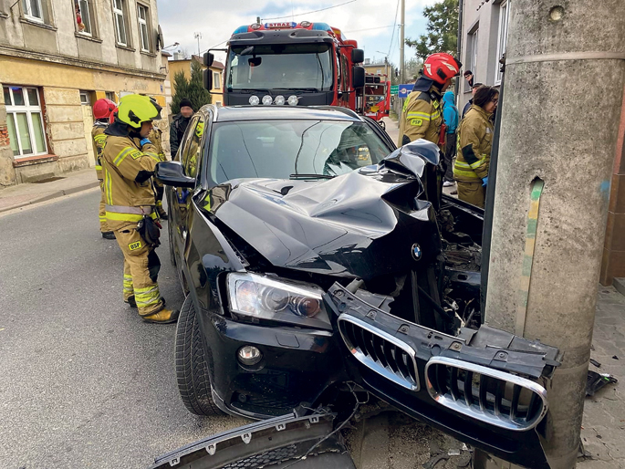 BMW na słupie