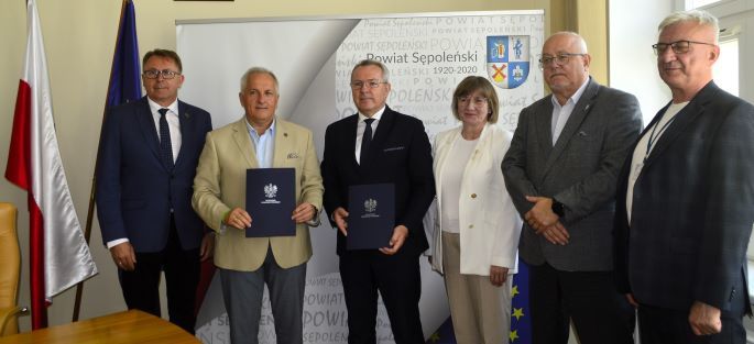 Wojewoda przywiózł pieniądze na połowę drogi