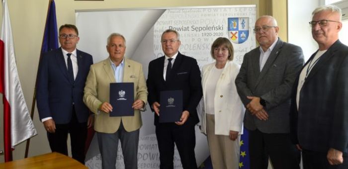 Wojewoda przywiózł pieniądze na połowę drogi