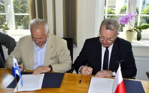 Wojewoda przywiózł pieniądze na połowę drogi