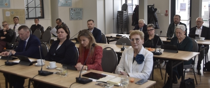 Deficyt i zadłużenie trzymają za gardło