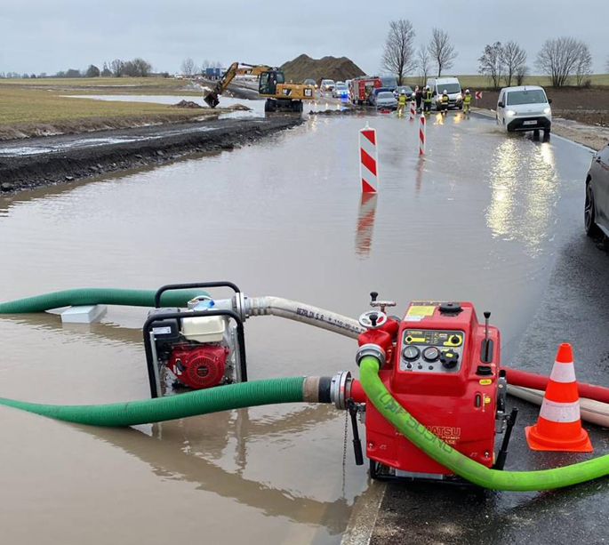 Pompowali dzień i noc