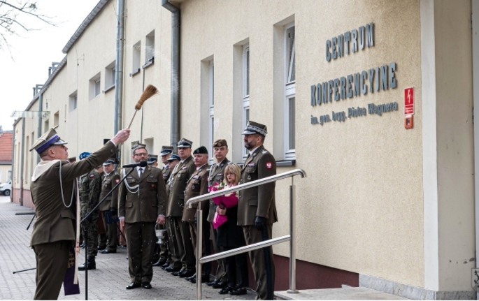 Imię generała wyryte na murach budynku