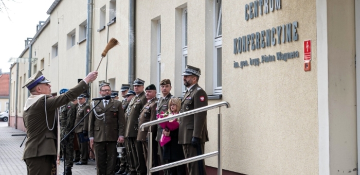 Imię generała wyryte na murach budynku
