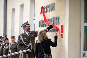 Imię generała wyryte na murach budynku