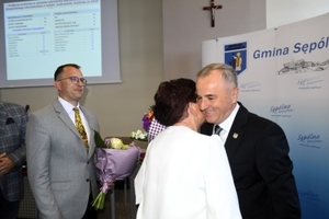 Radni zaufali burmistrzowi