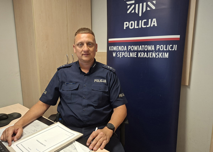 Policjant uratował tonącą kobietę