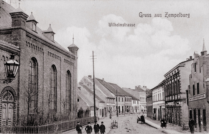 https://krajna.com.pl/system/27/assets/000/008/726/Obecna_ulica_Hallera_w_S%C4%99p%C3%B3lnie._Z_lewej_widoczna_bo%C5%BCnica_z_charakterystycznym_rz%C4%99dem_du%C5%BCych_okien.jpg?1784285934