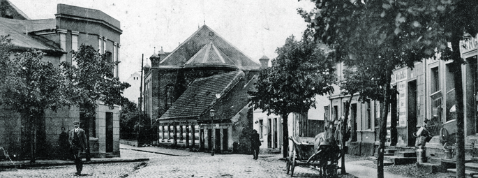 https://krajna.com.pl/system/27/assets/000/008/728/Synagoga_w_S%C4%99p%C3%B3lnie_widziana_od_strony_rynku._Dobrze_widoczna_jest_tutaj_apsyda_budynku.jpg?1784285976